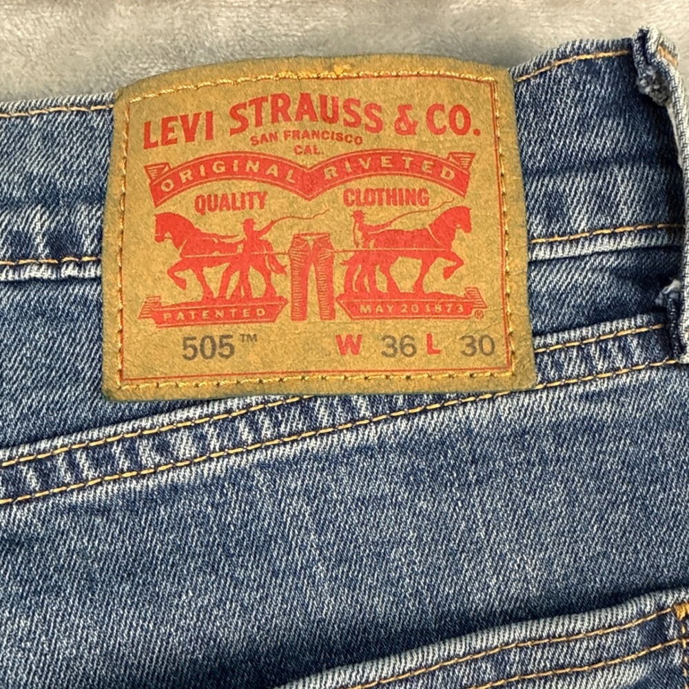 Levi's Jeans Mens 36x30 505 Regular Fit Medium Wash Blue Straight Leg EUC - Picture 7 of 8